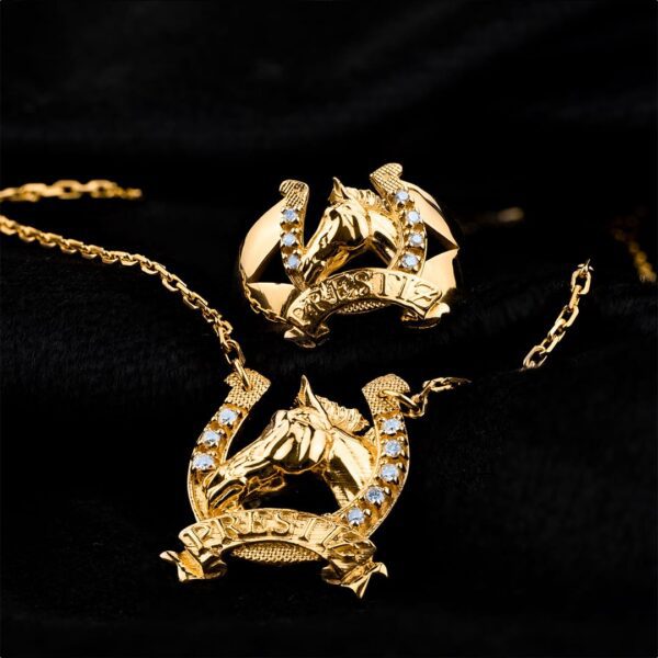 Personalizowany komplet złotej biżuterii z koniem