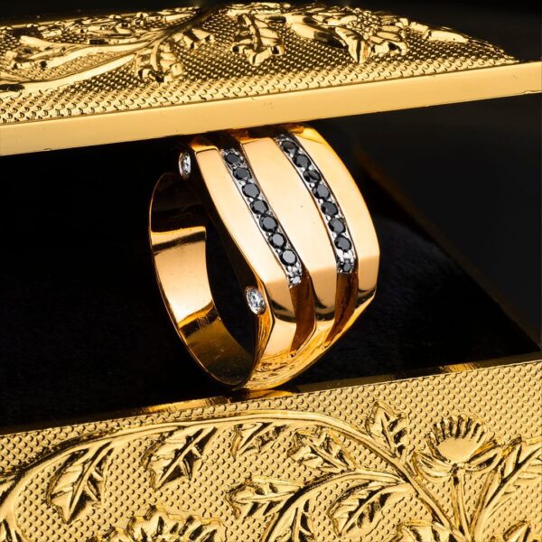 Złoty sygnet wysadzany diamentami