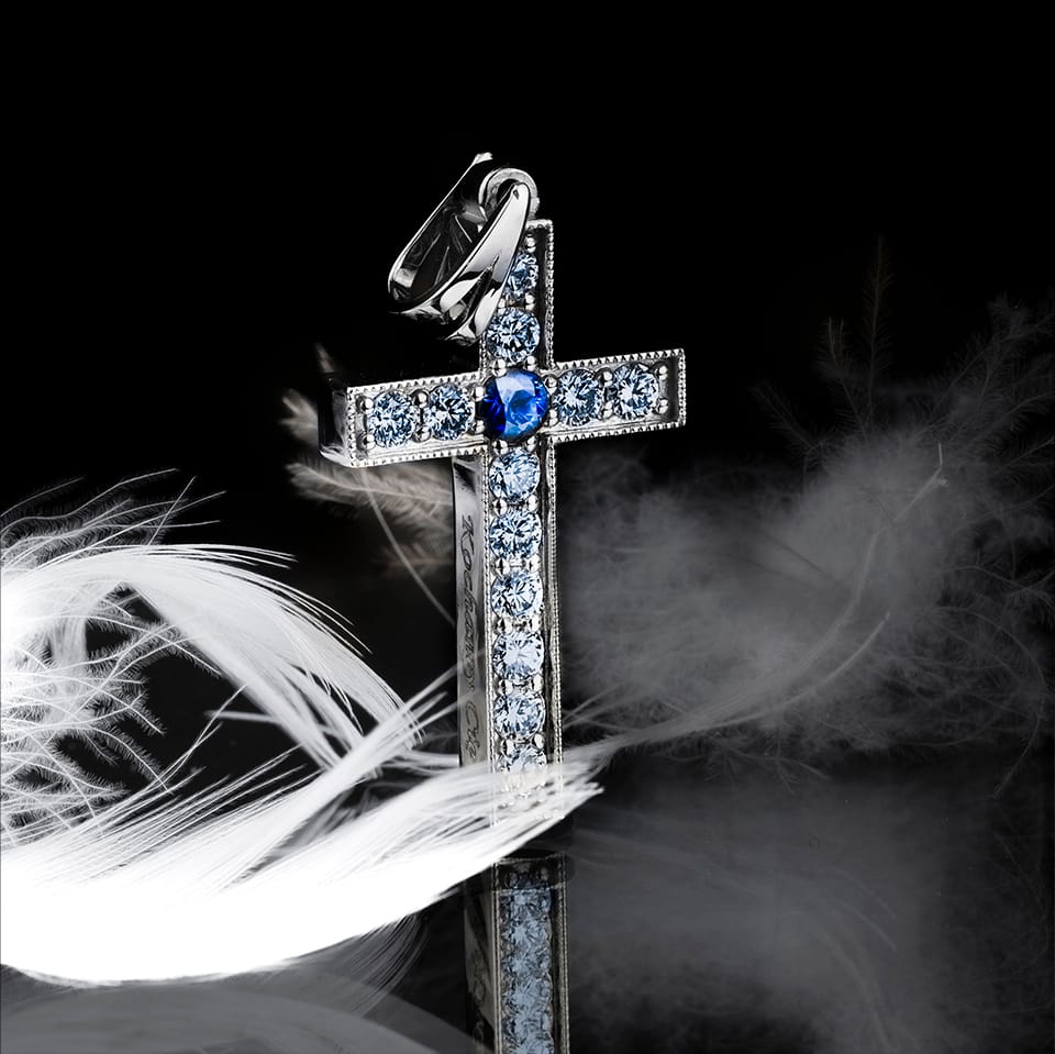 Złoty krzyż wysadzany kamieniami ze wstawką z czystego złota