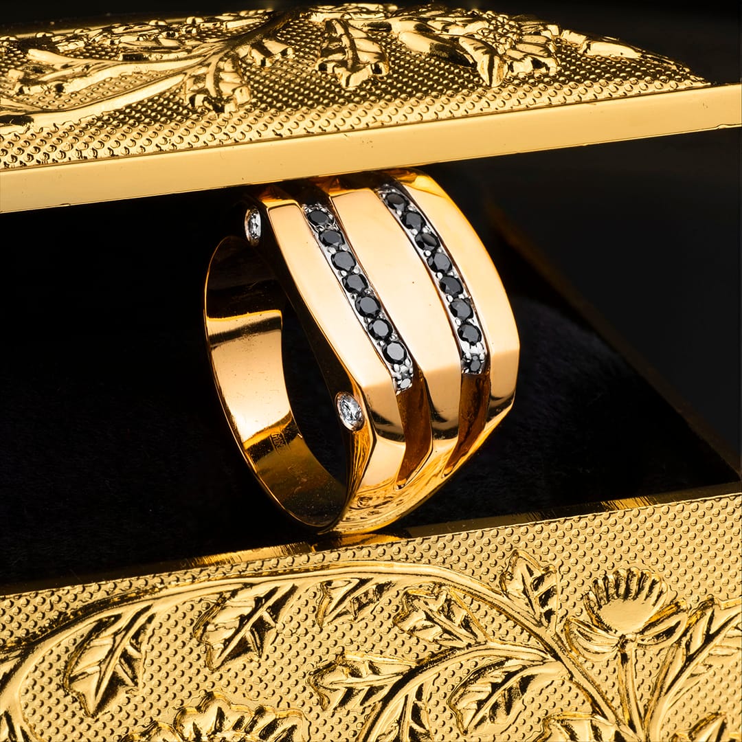 Złoty sygnet wysadzany diamentami