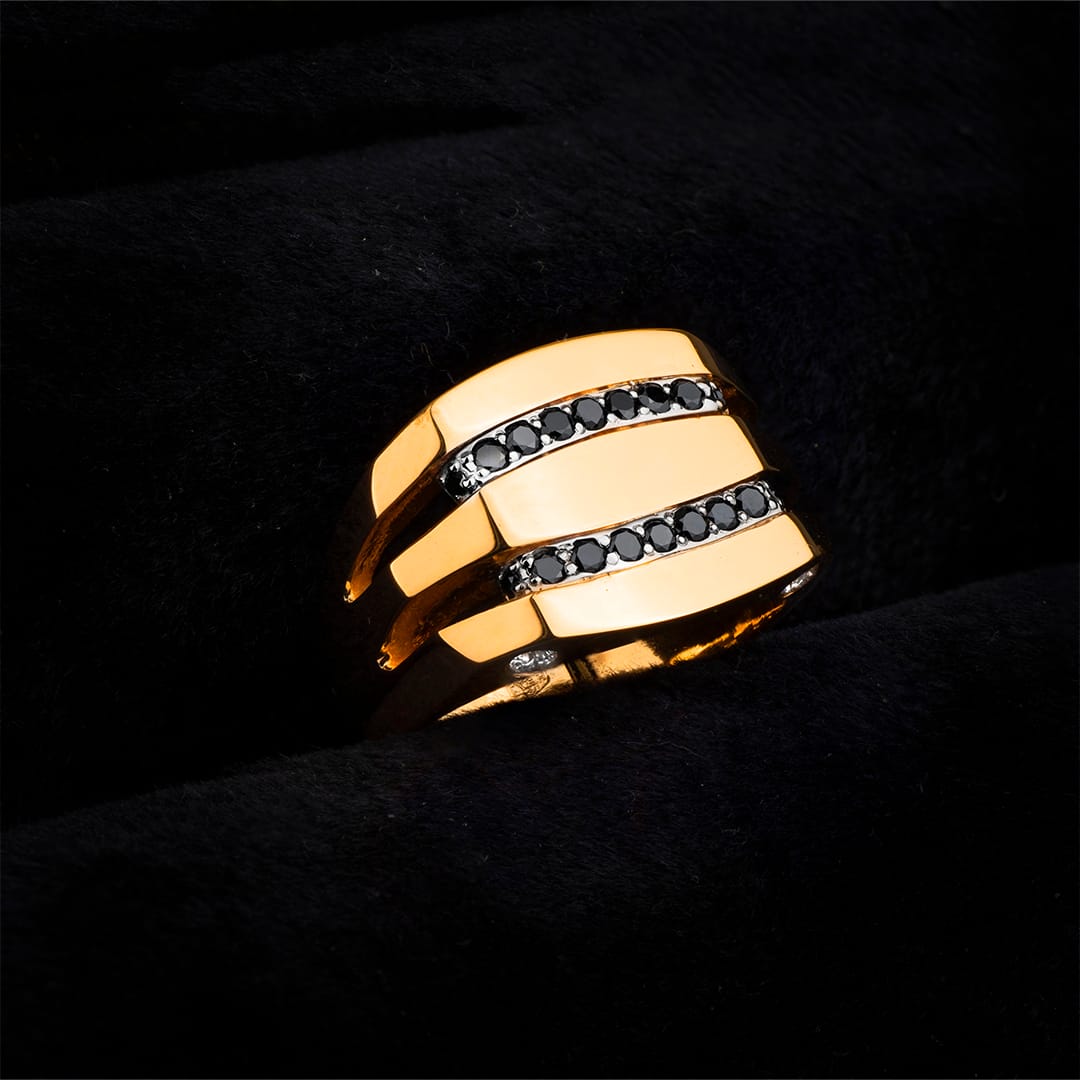 Złoty sygnet wysadzany diamentami