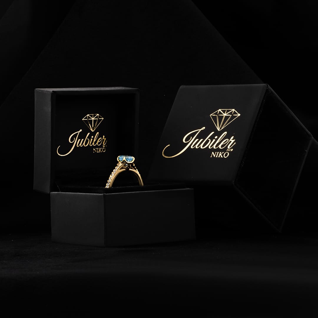 Złoty pierścionek z moissanitami i naturalnym topazem „My love”