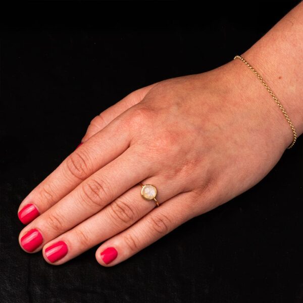 Złoty pierścionek z naturalnym kamieniem księżycowym "Moonlight Kiss"