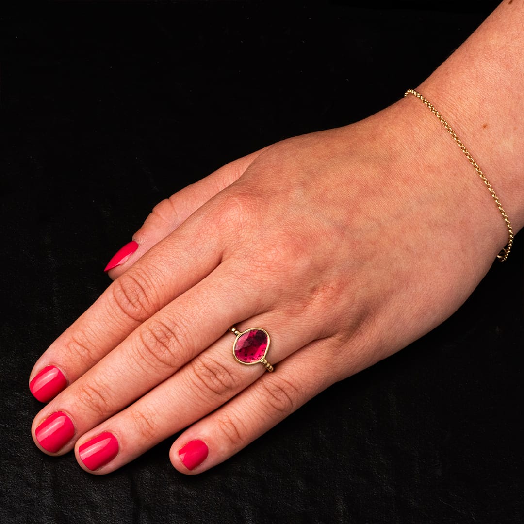 Złoty pierścionek z naturalnym turmalinem „Blask Natury”