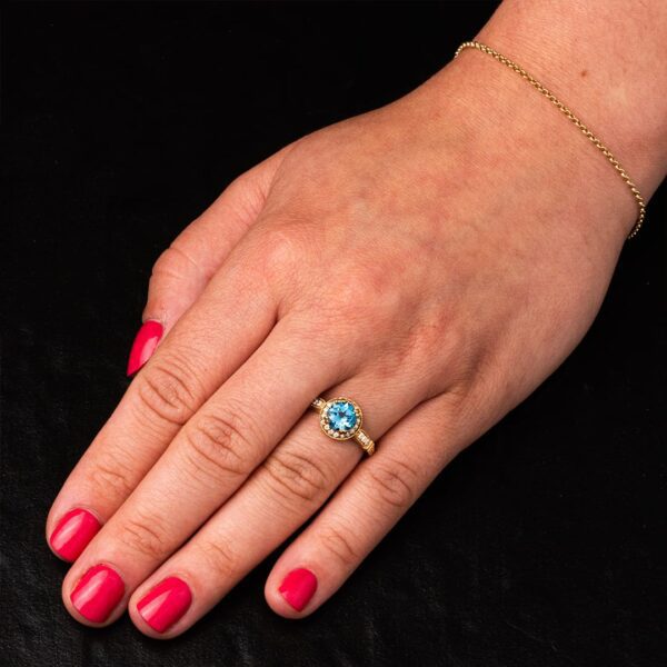 Złoty pierścionek z naturalnym topazem i moissanitami "Blue shadow"