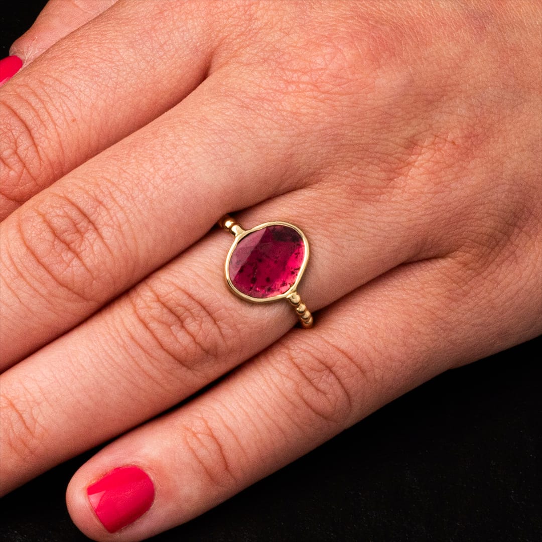 Złoty pierścionek z naturalnym turmalinem „Blask Natury”