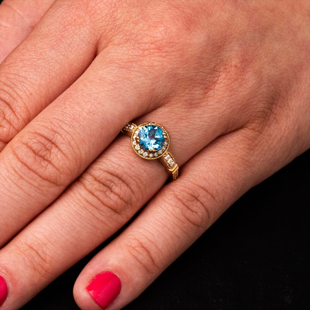 Złoty pierścionek z naturalnym topazem i moissanitami „Blue shadow”